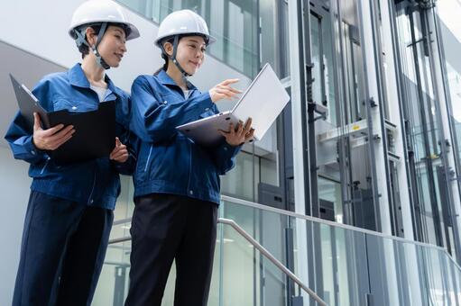ビルメンテナンスする女性エンジニア 不動産,エンジニア,メンテナンスの写真素材