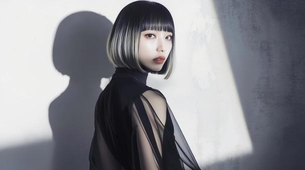 黒いドレスを着たボブヘアーの魅惑的な女性 黒いドレスを着たボブヘアーの魅惑的な女性の写真