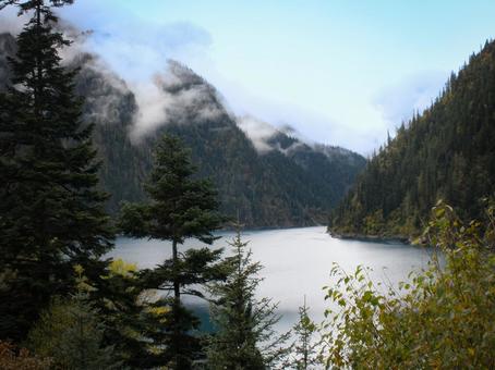 霧が漂う山々と湖の幻想的な風景 霧が漂う山々と湖の幻想的な風景 湖,山,霧の写真素材