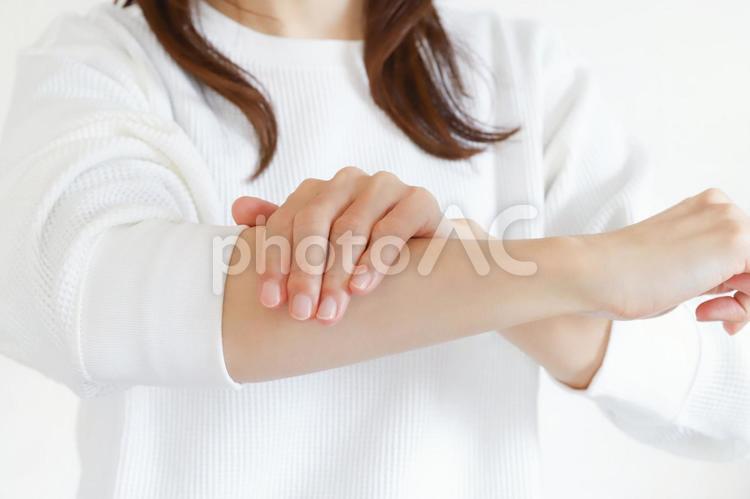 手を押さえる女性 手,手元,痛みの写真素材