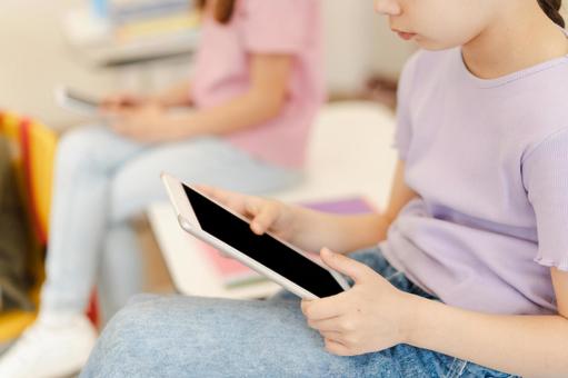 タブレットを見ている女の子たち 鼻から下,女の子,子どもの写真素材