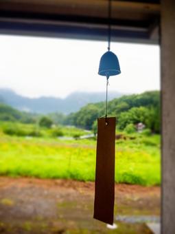 夏の風に揺れる風鈴｜日本の里山で 風鈴,夏,涼の写真素材