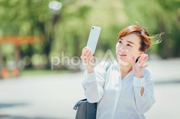 スマホを持つビジネスウーマン スマホ,スマートフォン,自撮りの写真素材