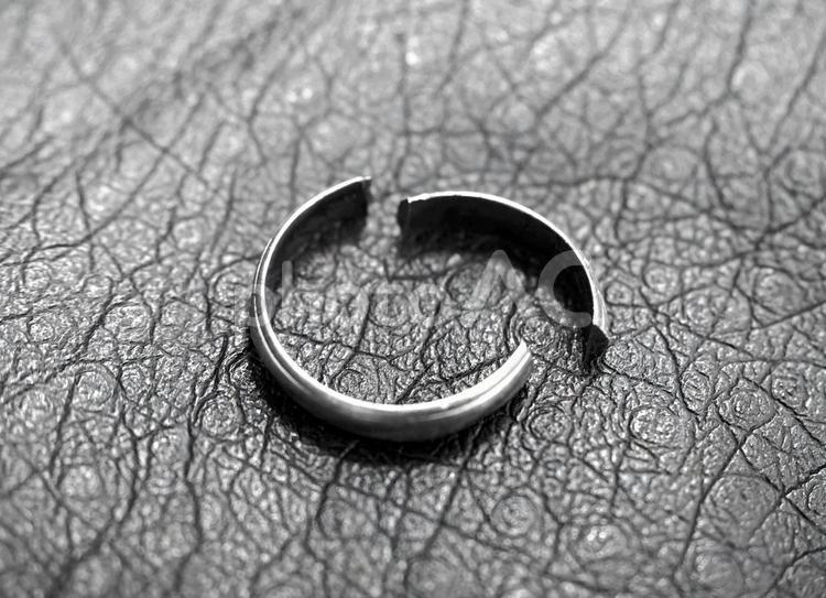 指輪　結婚指輪　切断 指輪,結婚指輪,切断の写真素材