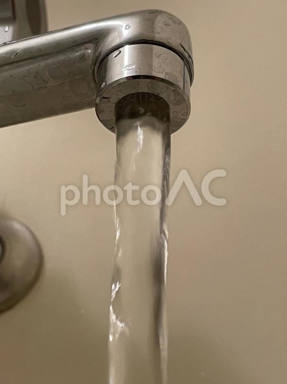 蛇口から出る水 蛇口,水,出るの写真素材