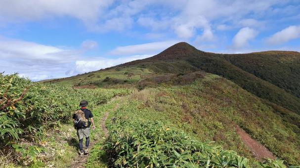 紅葉の縦走路を歩く登山者 紅葉の縦走路を歩く登山者 登山,縦走,登山者の写真素材