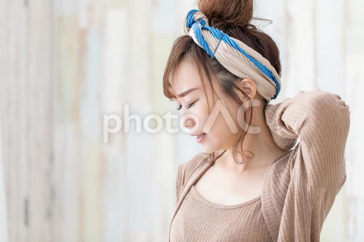 ルームウェアの女性 首,痛い,首こりの写真素材