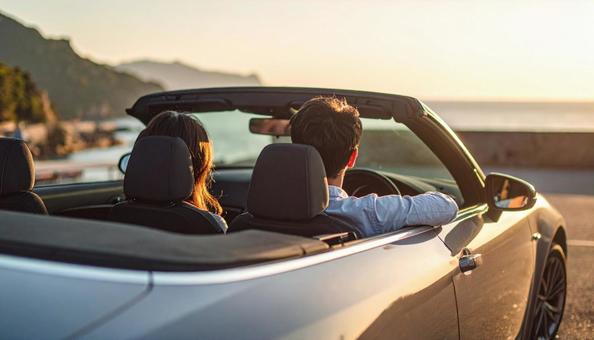オープンカーに乗ってデートするカップル オープンカーに乗ってデートするカップル の写真