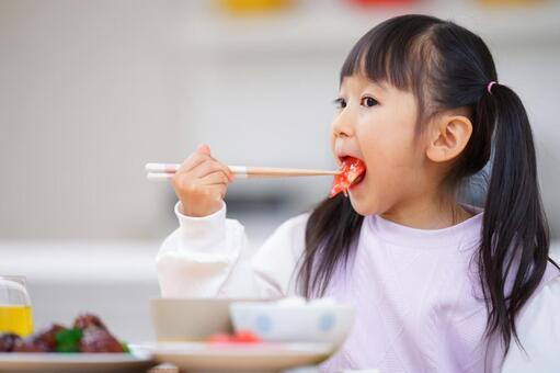 トマトを口に入れる女の子 女の子,食事,食べ物の写真素材