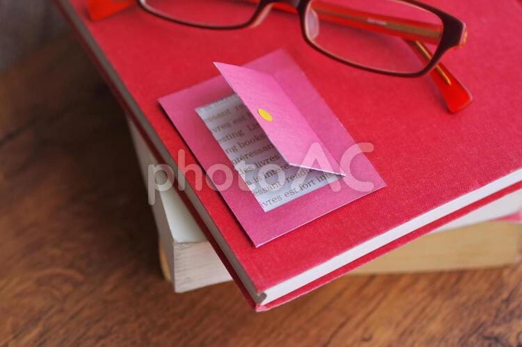 本の上のミニチュアの扉 本,読書,読書の秋の写真素材