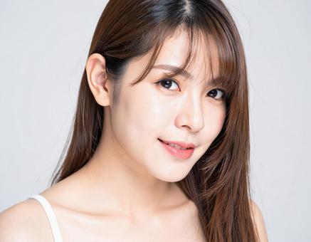上目遣いする美女 上目遣いする美女の写真