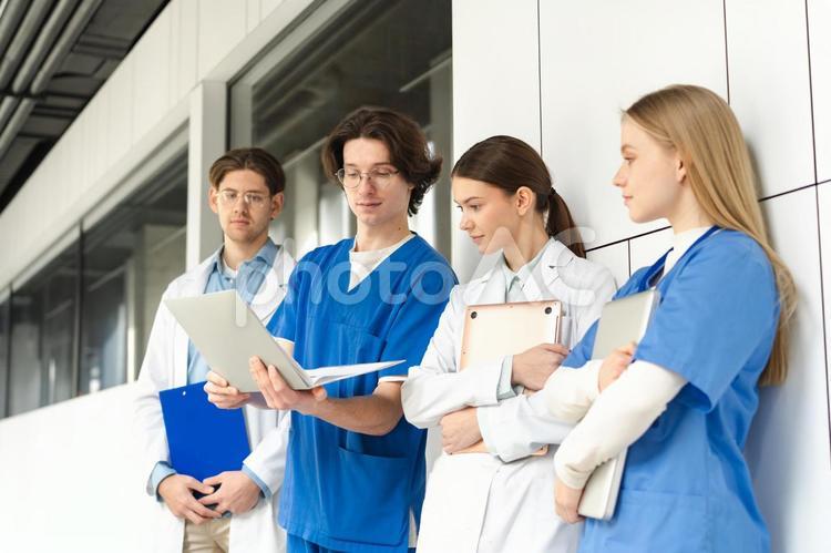 もたれながらパソコンをみる医療従事者 男性,女性,人物の写真素材