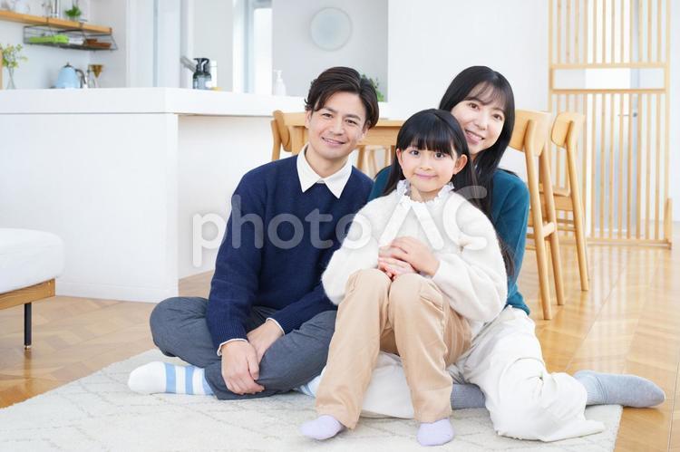 お姉さん座りをしている女性に座る女の子とあぐらの男性 家族,男性,女の子の写真素材