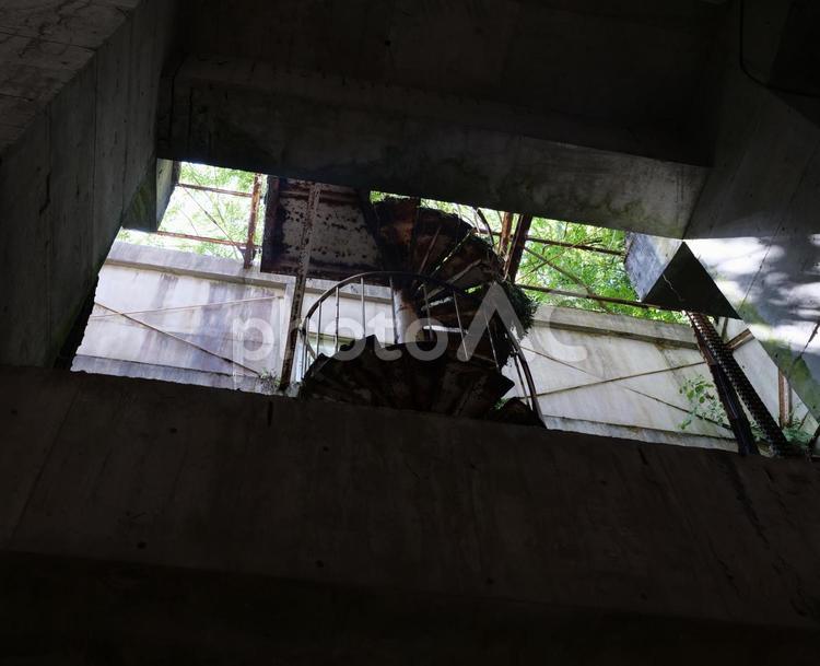 廃れた螺旋階段 螺旋階段,階段,コンクリートの写真素材