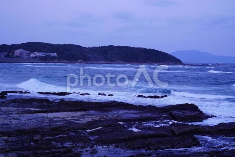 早朝の荒れた海の風景 夜明け,サンライズ,日の出の写真素材