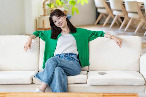 ソファに座る女性 女性,日常,生活の写真素材