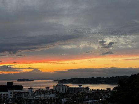 湘南から見た夕暮れ時の富士 湘南から見た夕暮れ時の富士の写真