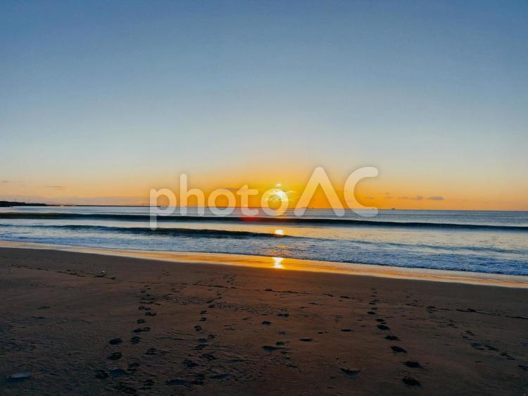 海の風景３ 海,漂流物,朝日の写真素材