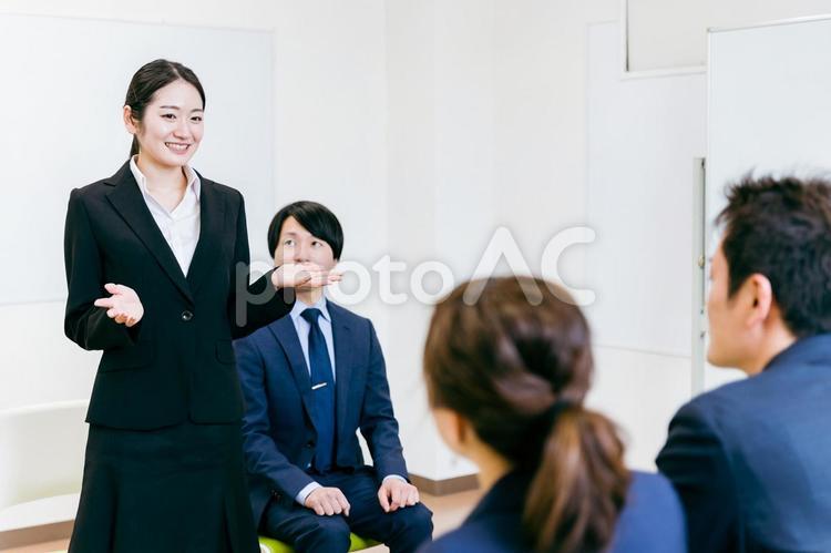 面接を受ける女性と面接官(就職活動) 面接,就職活動,自己紹介の写真素材