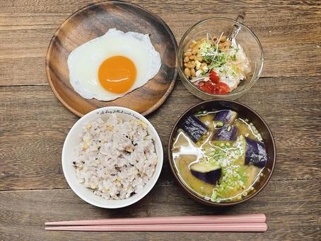健康的な朝食(目玉焼きとなすの味噌汁)① 健康的な朝食(目玉焼きとなすの味噌汁)① 目玉焼き,茄子,茄子の味噌汁の写真素材