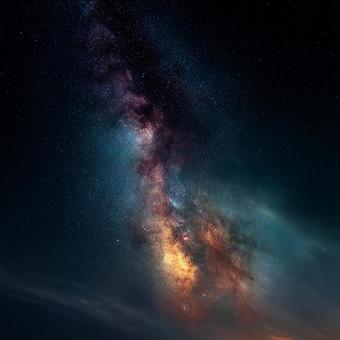 天の川が輝く幻想的な夜空の写真