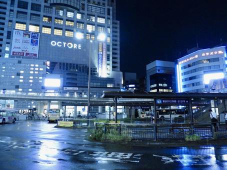 雨の八王子駅北口の都市景観 雨の八王子駅北口の都市景観 八王子市,八王子オクトーレ,八王子駅の写真素材