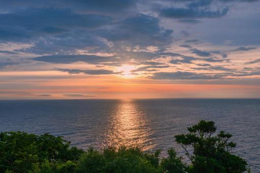 美しい朝焼けに照らされた海 美しい朝焼けに照らされた海 朝焼け,海辺,初日の出の写真素材