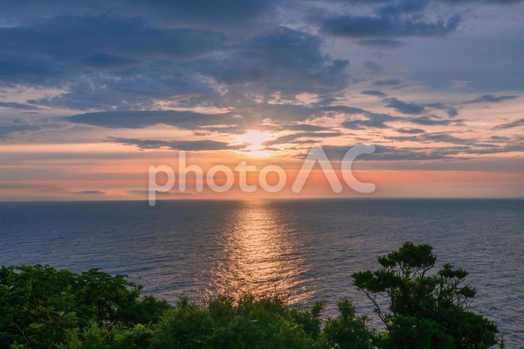 美しい朝焼けに照らされた海 朝焼け,海辺,初日の出の写真素材