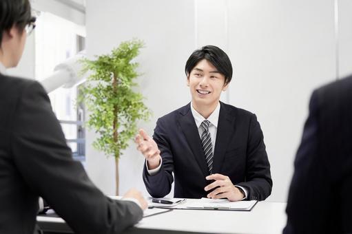 Japanese male businessman explaining face-to-face, negócio, contrato, chamada de vendas, JPG