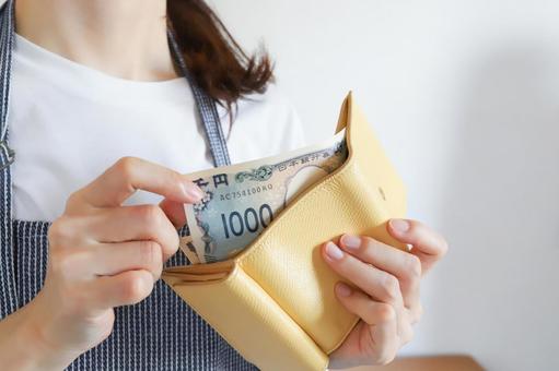 財布からお金を出す主婦 財布からお金を出す主婦 お金,支払い,割り勘の写真素材