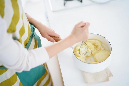 ジャガイモを潰す手元の写真