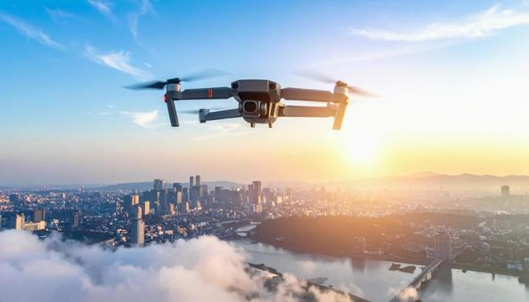 都市上空を飛行するドローン 都市上空を飛行するドローンの写真