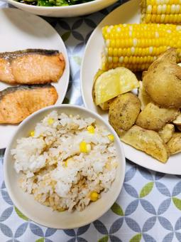 コーンご飯 コーンご飯 ジャガイモ,トウモロコシ,コーンの写真素材