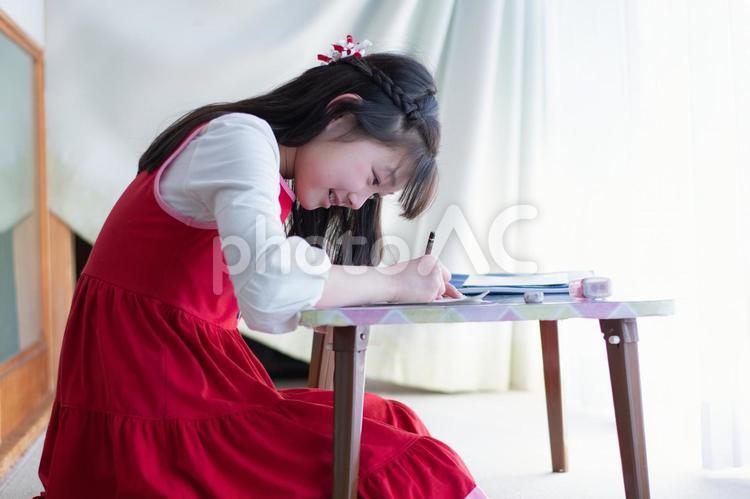 家庭学習をする子供 勉強,子供,学習の写真素材