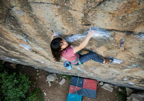 岩壁に挑む女性クライマー 02 岩壁に挑む女性クライマー 02の写真