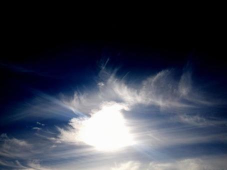 印象的な空 太陽光と雲とダークな空 印象的な空 太陽光と雲とダークな空の写真