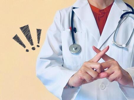 注意点・NGな点を説明する女医 バツ,医者,医師の写真素材