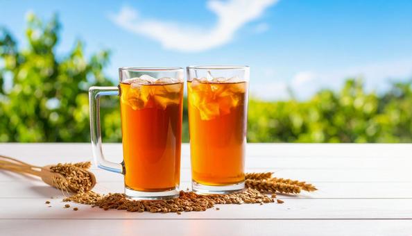 麦茶 夏 ガラスのコップ 氷入り 麦茶 夏 ガラスのコップ 氷入りの写真