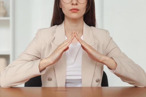 屋根を表現する女性スタッフの手元 保険業,事務職,接客業の写真素材