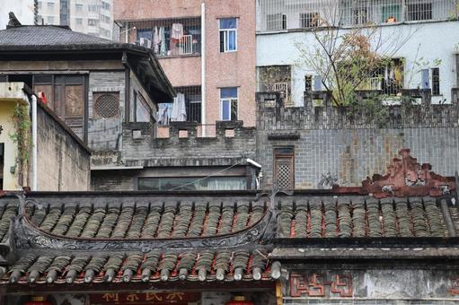 高層ビルと古い建物のある深圳の街並み 高層ビル,古い,建物の写真素材