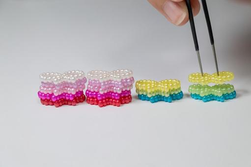 カラフルなビーズアクセサリーの制作過程 ビーズ,アクセサリー,ハンドメイドの写真素材