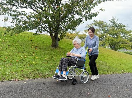 祖母とお散歩 祖母とお散歩 車椅子,車いす,散歩の写真素材
