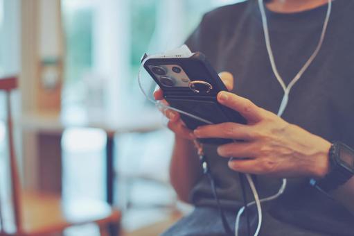 スマホで音楽を聴く女性 スマホで音楽を聴く女性 スマホ,イヤホン,女性の写真素材
