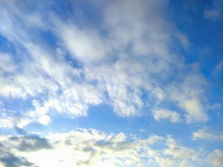 青空と雲と日差しの写真