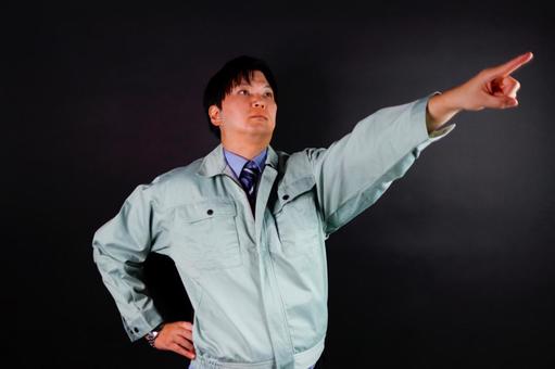 指差す作業服の男性 指差す作業服の男性の写真