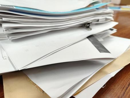 会社　紙書類　山　木目テーブル ビジネス,オフィス,紙書類の写真素材