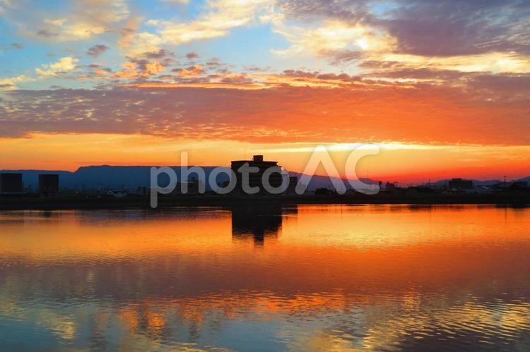 ５月下旬の野田池からの朝焼け 背景,朝焼け,日の出前の写真素材