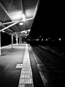 夜の無人駅/② 夜の無人駅/② 無人駅,駅,夜の写真素材