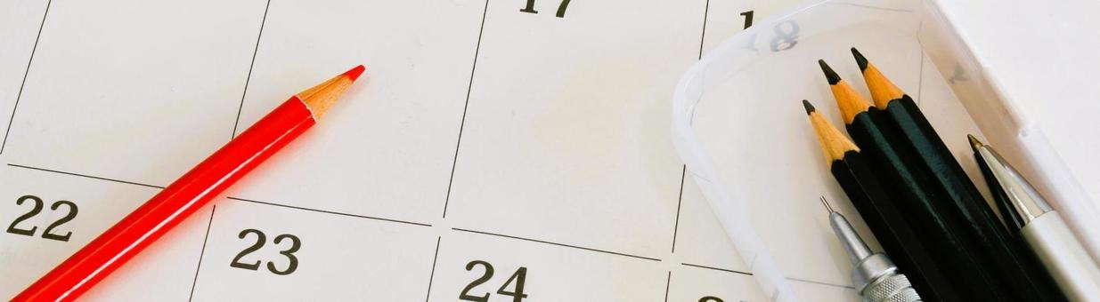 カレンダーと赤鉛筆　バナー　スケジュール ビジネス,バナー,カレンダーの写真素材