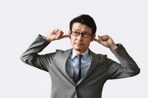 耳をふさぐビジネスマン（切り抜きパス） 耳をふさぐ,聞きたくない,うるさいの写真素材
